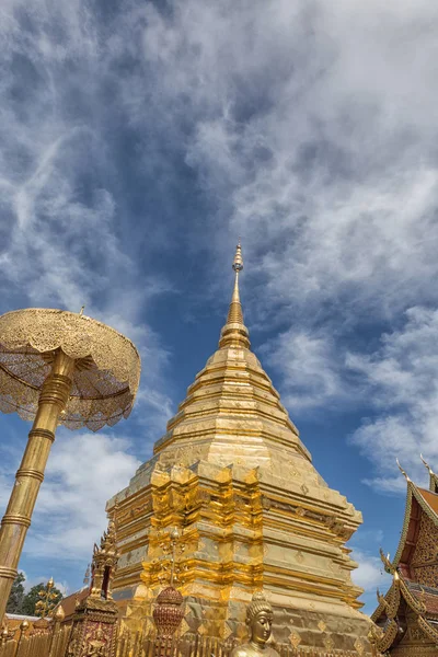 Golden pagoda adlı Wat Phra bu DOI Suthep, Chiang Mai, popüler h — Stok fotoğraf