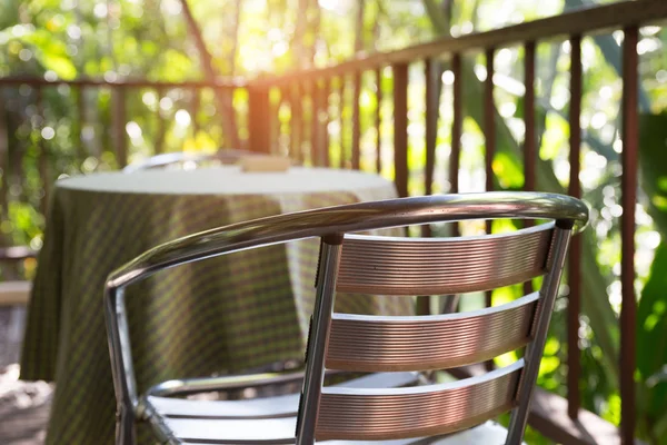 Металевий стілець на терасному балконі біля саду — стокове фото