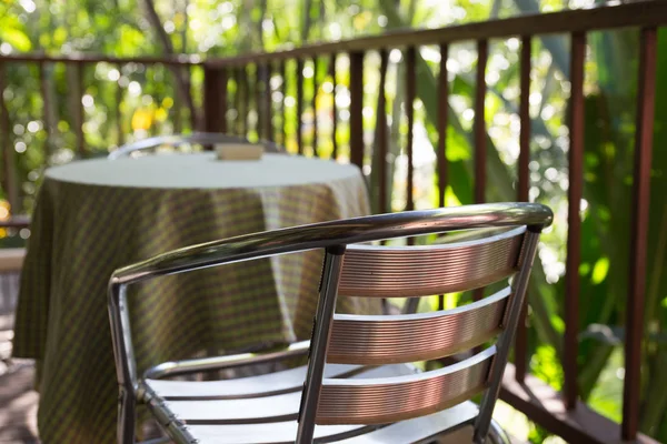 Metallstuhl auf Balkon in Gartennähe — Stockfoto