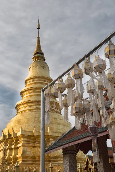 Φανάρι και χρυσή παγόδα στο Wat Phra χαρτιού που hariphunchai, L — Φωτογραφία Αρχείου