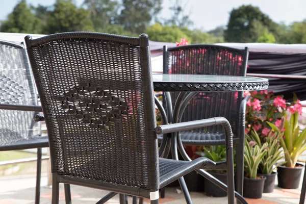 Silla de mimbre marrón y mesa en la terraza — Foto de Stock