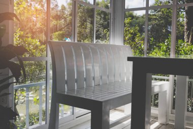 Beyaz tezgah ve tablo yanında cam kapı Bahçe Manzaralı