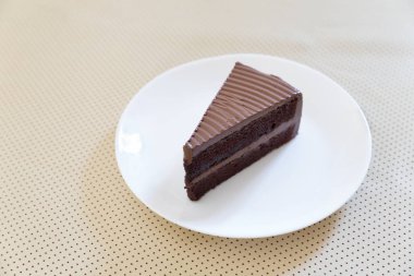 brown ile masada beyaz tabak içinde lezzetli karanlık çikolatalı kek