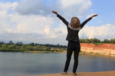 kadın biraz portakal hill adlı mutlu ve özgür duygu ellerini yükseltmek bir