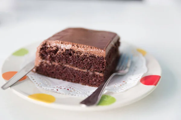 Schokoladenkuchen auf weißem Teller — Stockfoto