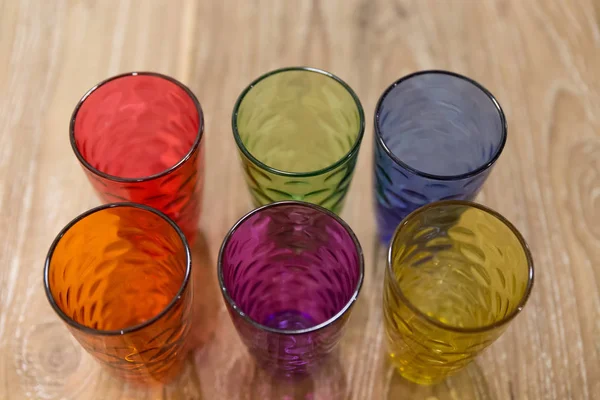 Buntes Glas auf Holztisch im Restaurant — Stockfoto