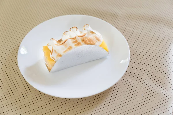 Stück Kekskuchen mit Frischkäse und Zitronenquark — Stockfoto