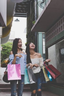 bölümü stor, renkli alışveriş torbaları ile mutlu Asyalı kadın