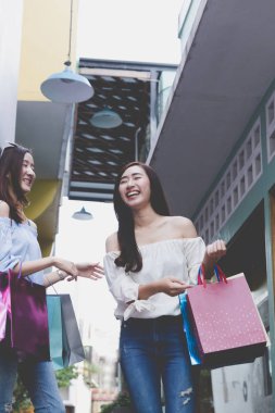 bölümü stor, renkli alışveriş torbaları ile mutlu Asyalı kadın