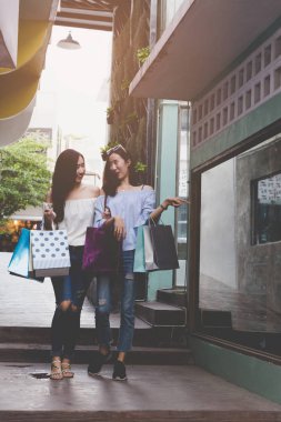 bölümü stor, renkli alışveriş torbaları ile mutlu Asyalı kadın