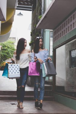 bölümü stor, renkli alışveriş torbaları ile mutlu Asyalı kadın