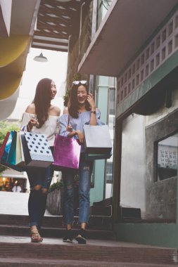 bölümü stor, renkli alışveriş torbaları ile mutlu Asyalı kadın