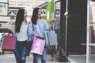 bölümü stor, renkli alışveriş torbaları ile mutlu Asyalı kadın