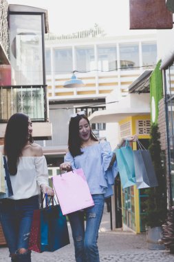 bölümü stor, renkli alışveriş torbaları ile mutlu Asyalı kadın