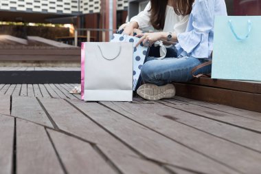 bölümü stor, renkli alışveriş torbaları ile mutlu Asyalı kadın