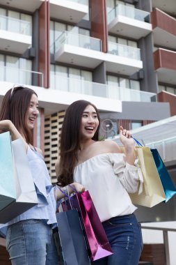 bölümü stor, renkli alışveriş torbaları ile mutlu Asyalı kadın