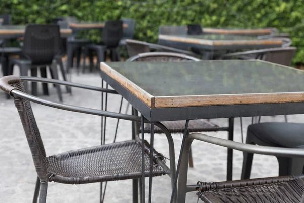 Cadeira de vime marrom e mesa no terraço — Fotografia de Stock