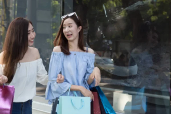 Feliz mulher asiática com coloridos sacos de compras no departamento stor — Fotografia de Stock