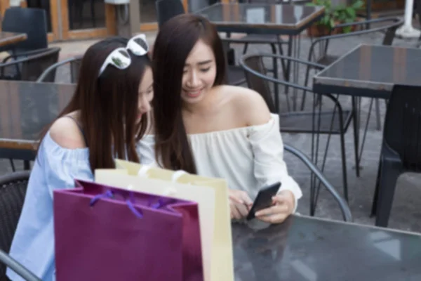 Mujer asiática feliz con teléfono inteligente y bolsas de compras de colores en — Foto de Stock