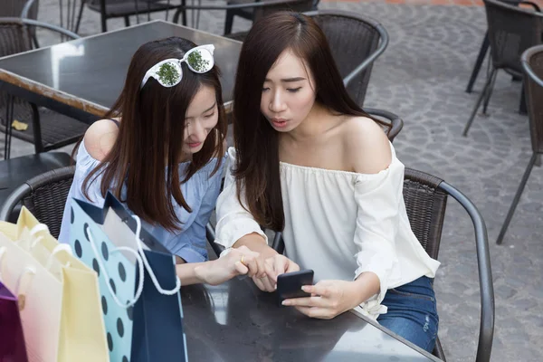 Gelukkig Aziatische vrouw met smartphone en kleurrijke tassen van de shopping bij — Stockfoto