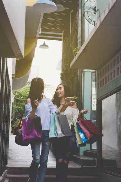 Glückliche asiatische Frau mit bunten Einkaufstaschen am Kaufhaus — Stockfoto