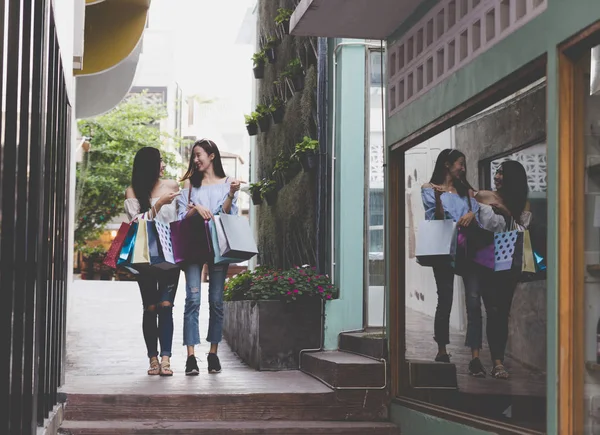 Glad asiatisk kvinna med färgglada shoppingkassar på institutionen stor — Stockfoto