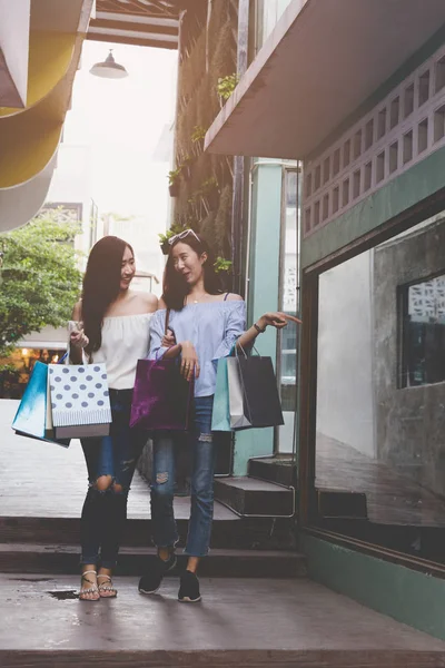 Boldog ázsiai nő színes bevásárló táskák, a stor osztály — Stock Fotó