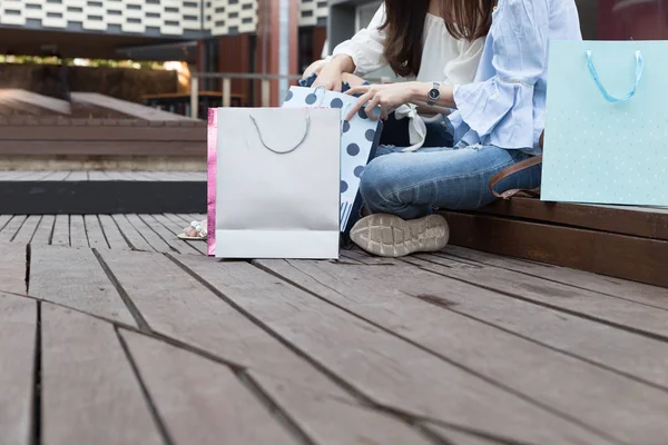 Feliz asiático mujer con colorido compras bolsas en departamento stor — Foto de Stock