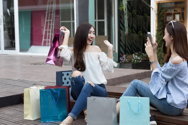 Feliz asiático mujer con colorido compras bolsas tomar foto en depa — Foto de Stock