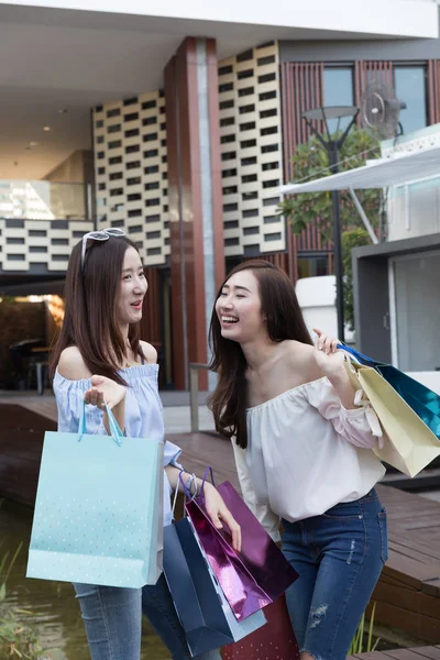 Gelukkig Aziatische vrouw met kleurrijke tassen van de shopping bij departement stor — Stockfoto
