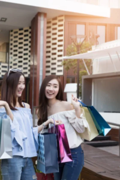 Boldog ázsiai nő színes bevásárló táskák, a stor osztály — Stock Fotó