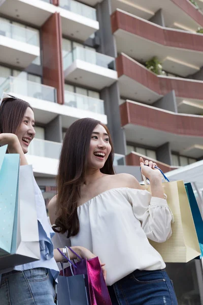 Feliz mulher asiática com coloridos sacos de compras no departamento stor — Fotografia de Stock