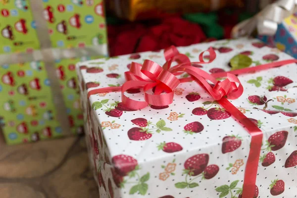 冬天雨落在五颜六色的礼品盒, 圣诞节和新年 fe — 图库照片
