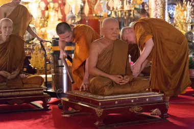 Budist rahip keşiş waxwor toz kaldırmak için Islak-Kuru süpürge kullanın