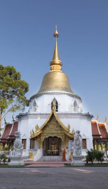 süpürge ile çalışma Budist rahip altın önünde temizleyicileri