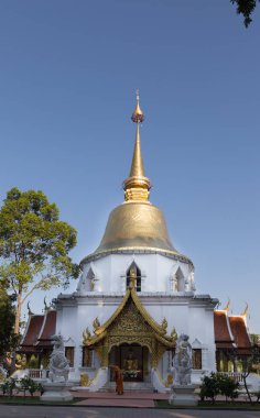 süpürge ile çalışma Budist rahip altın önünde temizleyicileri