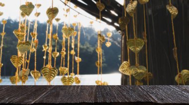 Altın ağacının (blur görüntü) selecte ile asılı altın pho bırakır