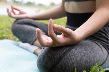 genç kadın meditasyon pratik yoga açık park, süre yeniden