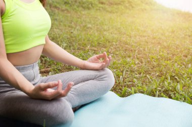 genç kadın meditasyon pratik yoga açık park, süre yeniden