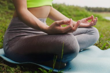 genç kadın meditasyon pratik yoga açık park, süre yeniden