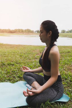 genç kadın meditasyon pratik yoga açık park, süre yeniden