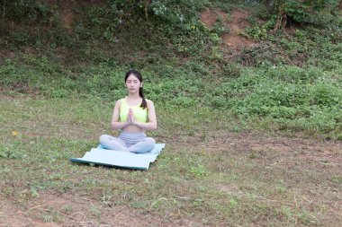 genç kadın meditasyon pratik yoga açık park, süre yeniden