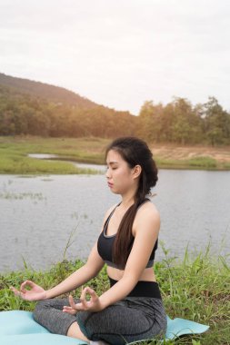 genç kadın meditasyon pratik yoga açık park, süre yeniden