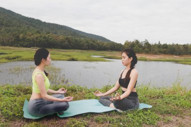 genç kadın meditasyon pratik yoga açık park, süre yeniden