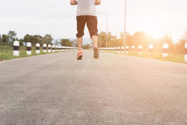 parkta yolda koşan atletik genç adam. Sağlıklı lifestyl