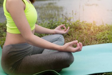 genç kadın meditasyon pratik yoga açık park, süre yeniden
