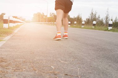 parkta yolda koşan atletik genç adam. Sağlıklı lifestyl