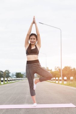 genç kadın pratik yoga egzersizleri açık park, sakin ol