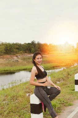 Spor ve sağlık yaşam tarzı - içme şişeyle genç kadın