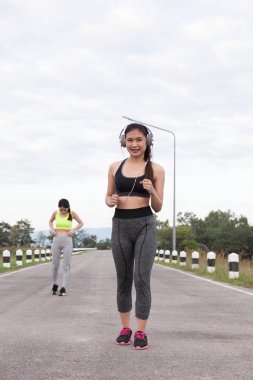 Parkta çalışan genç kadın